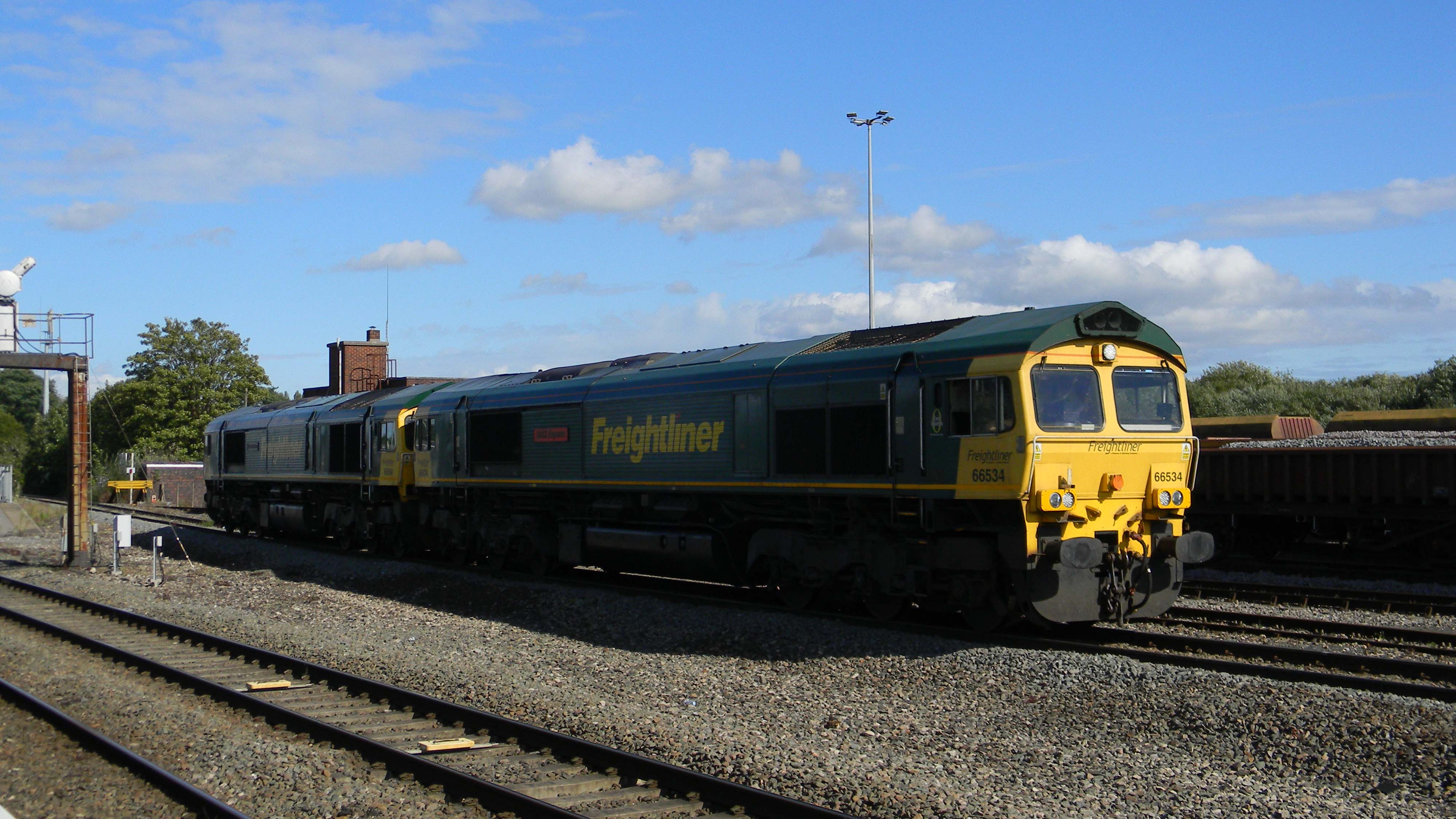 Westbury-Railfanning-Joe-Rogers-Class-66-Freightliner